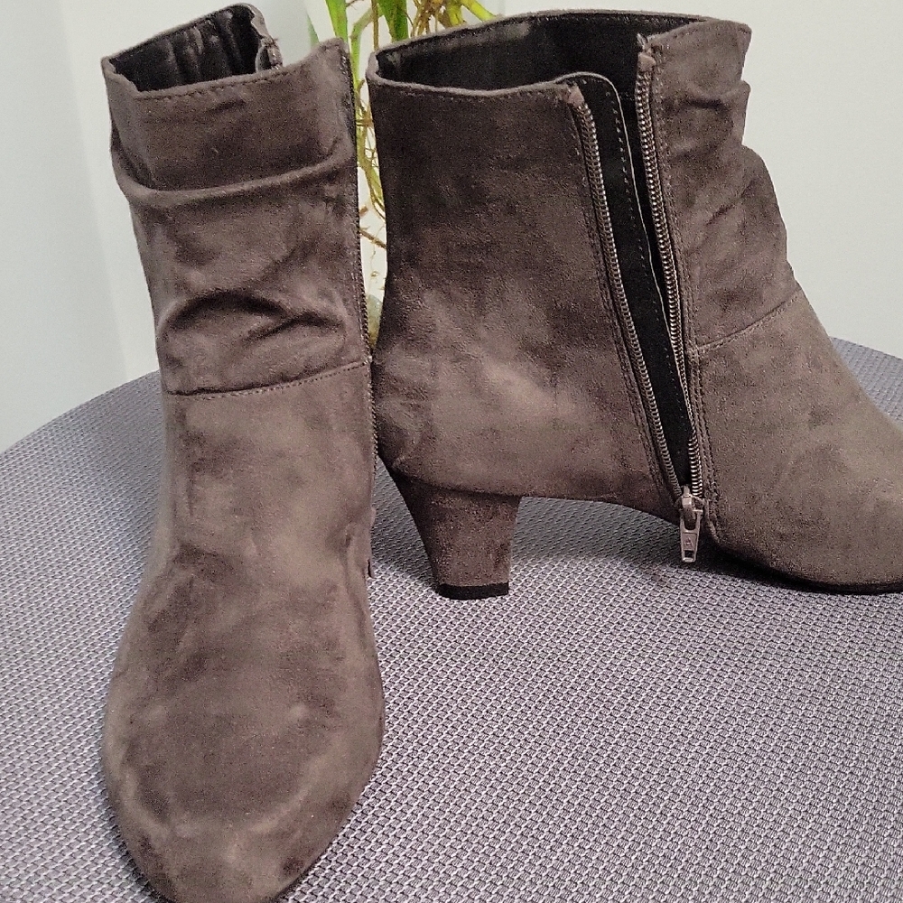 AEROSOLES Dark GREY Ankle Boots